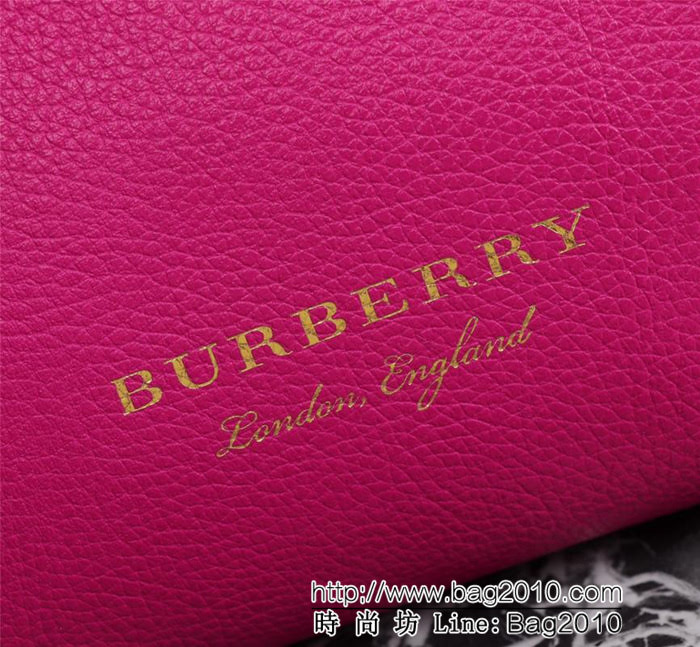 BURBERRY巴寶莉 簡約時尚手拿包 拉鏈口袋飾有 Burberry立體字母 2288  Bhq1049